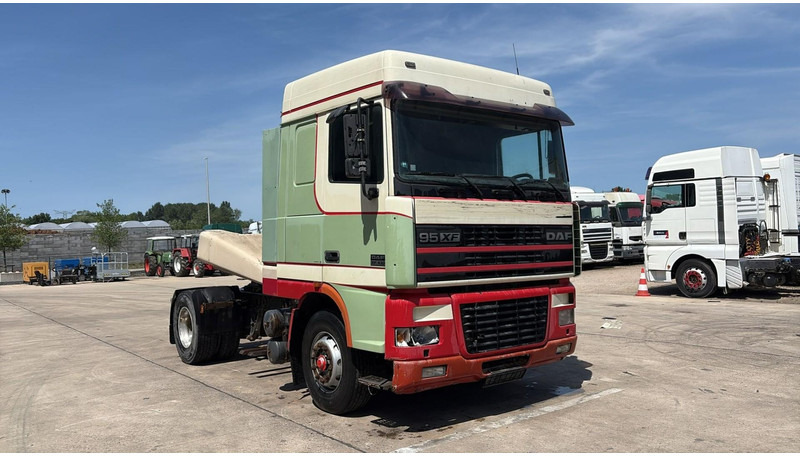 DAF XF 95.430 (EURO 3 / BOITE MANUELLE / MANUAL GEARBOX) - شاحنة جرار: صور 3 DAF XF 95.430 (EURO 3 / BOITE MANUELLE / MANUAL GEARBOX) - شاحنة جرار: صور 3
