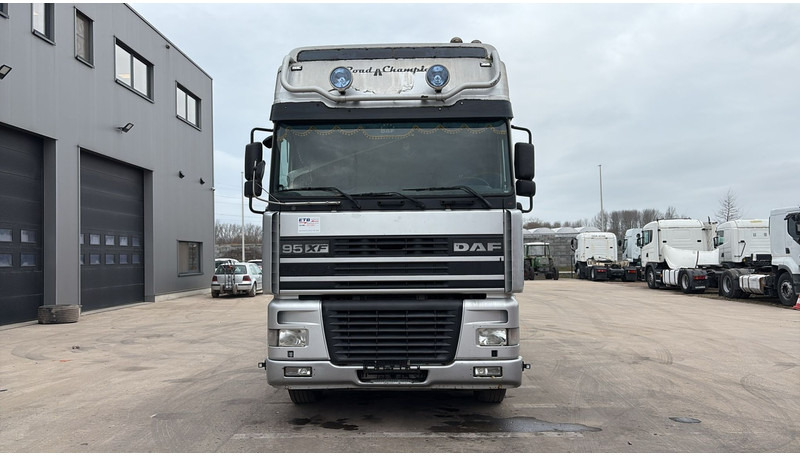 DAF XF 95.480 (EURO 3 / MANUAL GEARBOX / BOITE MANUELLE) - شاحنة جرار: صور 2 DAF XF 95.480 (EURO 3 / MANUAL GEARBOX / BOITE MANUELLE) - شاحنة جرار: صور 2