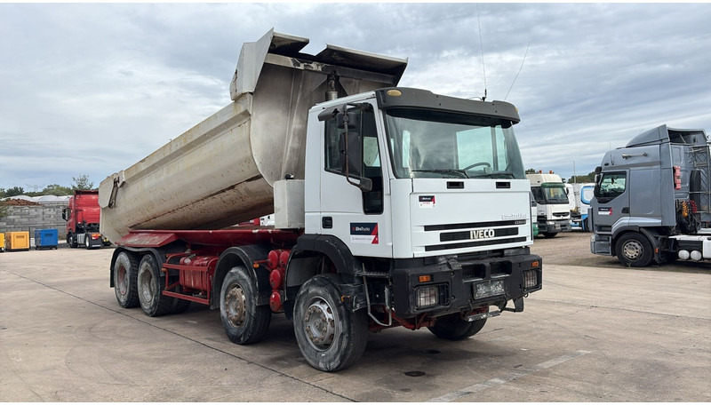 Iveco EUROTRAKKER 320 E 35 (GRAND PONT / LAMES / POMPE MANUELLE / 8X4 / CURSOR 8) - قلابات: صور 3 Iveco EUROTRAKKER 320 E 35 (GRAND PONT / LAMES / POMPE MANUELLE / 8X4 / CURSOR 8) - قلابات: صور 3