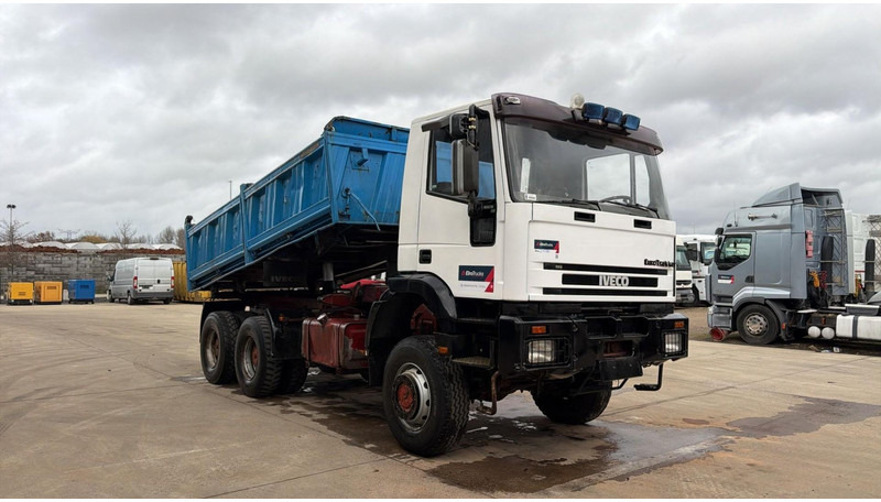 Iveco Eurotrakker 260 E 37 (6X6 / POMPE MANUELLE / MANUAL PUMP / BIG AXLE / LAMES / STEEL SUSP.) - قلابات: صور 2 Iveco Eurotrakker 260 E 37 (6X6 / POMPE MANUELLE / MANUAL PUMP / BIG AXLE / LAMES / STEEL SUSP.) - قلابات: صور 2