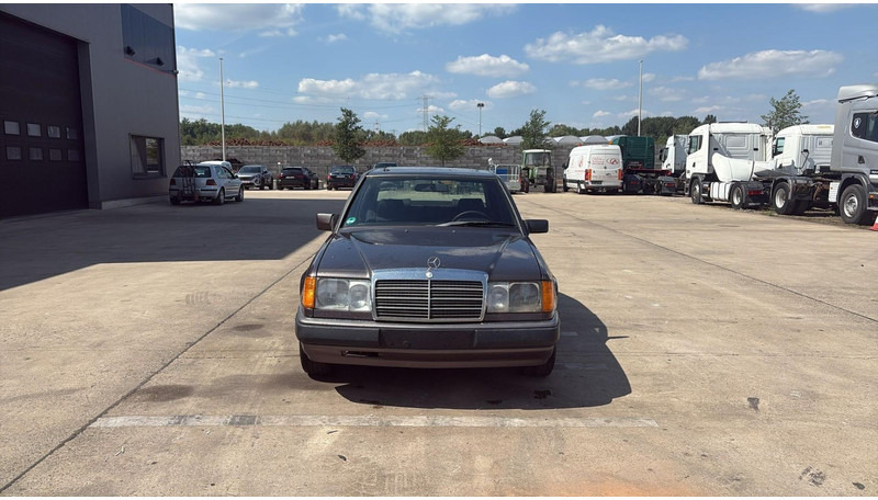 Mercedes-Benz E-Klasse 200 (GERMAN CAR / VOITURE D'ALLEMAGNE / ESSENCE / PETROL / MANUAL) - سيدان: صور 2 Mercedes-Benz E-Klasse 200 (GERMAN CAR / VOITURE D'ALLEMAGNE / ESSENCE / PETROL / MANUAL) - سيدان: صور 2