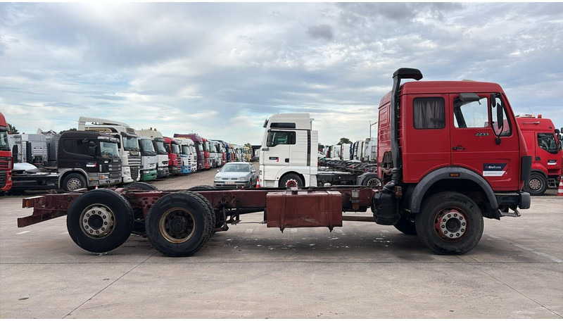 Mercedes-Benz SK 2233 (GRAND PONT / V8 AVEC 2X TURBO / BIG AXLE) - الشاسيه شاحنة: صور 3 Mercedes-Benz SK 2233 (GRAND PONT / V8 AVEC 2X TURBO / BIG AXLE) - الشاسيه شاحنة: صور 3