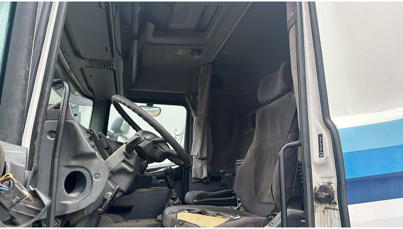 Interior photo 2: شاحنة جرار Scania 114 - 340 (BELGIAN TRUCK / MANUAL GEARBOX)