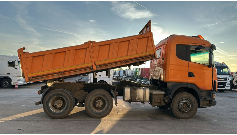 Scania 144-460 (BIG AXLE / GRAND PONT / LAMES / STEEL SUSP. / MANUAL GEARBOX / BOITE MANUELLE) - قلابات: صور 4 Scania 144-460 (BIG AXLE / GRAND PONT / LAMES / STEEL SUSP. / MANUAL GEARBOX / BOITE MANUELLE) - قلابات: صور 4