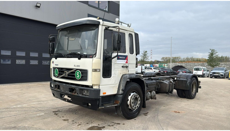 Volvo FL 220 (FULL STEEL SUSP. / 10 BOLTS / 18 TONS / VERY CLEAN CHASSIS !!! / CHASSIS 5.50M LENGHT) - الشاسيه شاحنة: صور 1 Volvo FL 220 (FULL STEEL SUSP. / 10 BOLTS / 18 TONS / VERY CLEAN CHASSIS !!! / CHASSIS 5.50M LENGHT) - الشاسيه شاحنة: صور 1