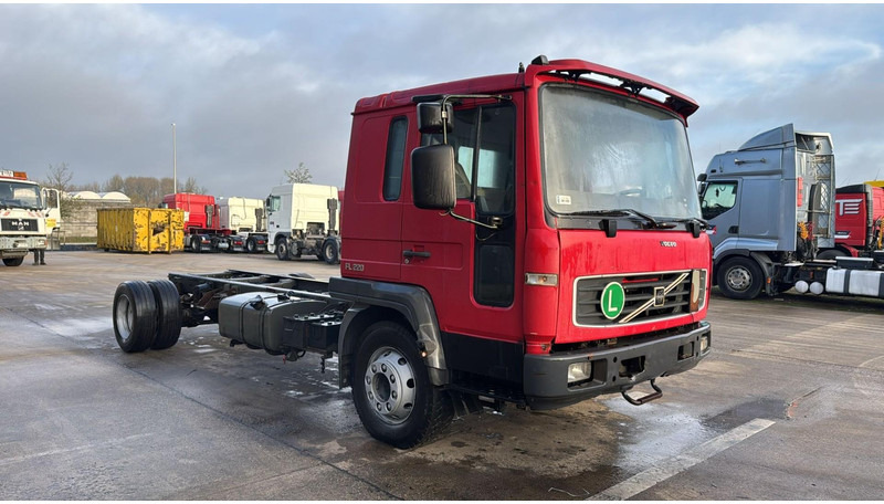Volvo FL 220 (MANUAL GEARBOX / BOITE MANUELLE) - الشاسيه شاحنة: صور 3 Volvo FL 220 (MANUAL GEARBOX / BOITE MANUELLE) - الشاسيه شاحنة: صور 3