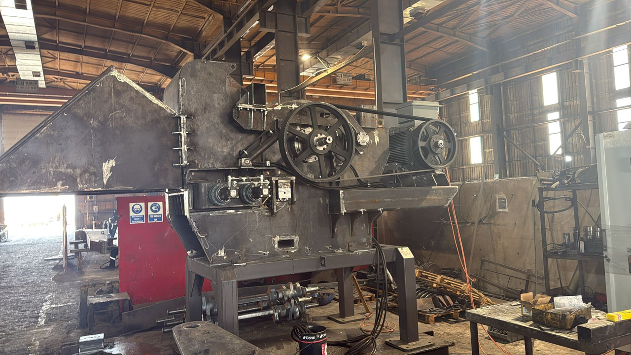 GALEN Wood Chipper from STOCK - ماكينة تقطيع الأغصان: صور 1 GALEN Wood Chipper from STOCK - ماكينة تقطيع الأغصان: صور 1