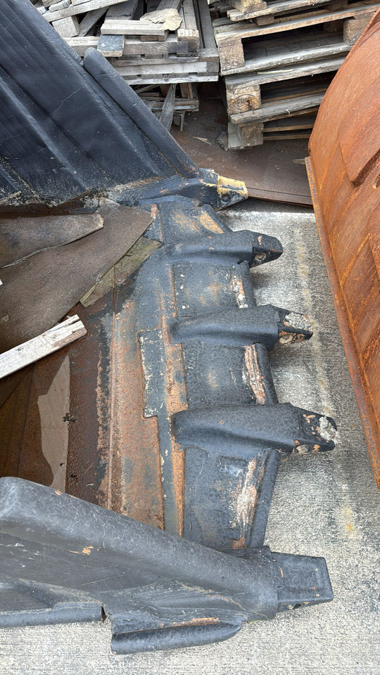 HITACHI ZX520/530 Cheap Second Hand Bucket - بكت حفار: صور 3 HITACHI ZX520/530 Cheap Second Hand Bucket - بكت حفار: صور 3