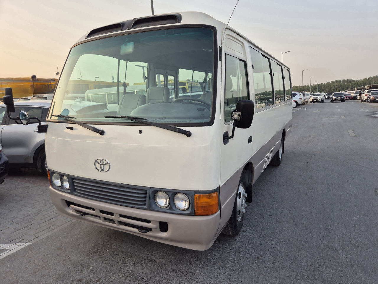 TOYOTA Coaster ... 25 places ...climatisé - صغيرة, ميكروباص: صور 2 TOYOTA Coaster ... 25 places ...climatisé - صغيرة, ميكروباص: صور 2