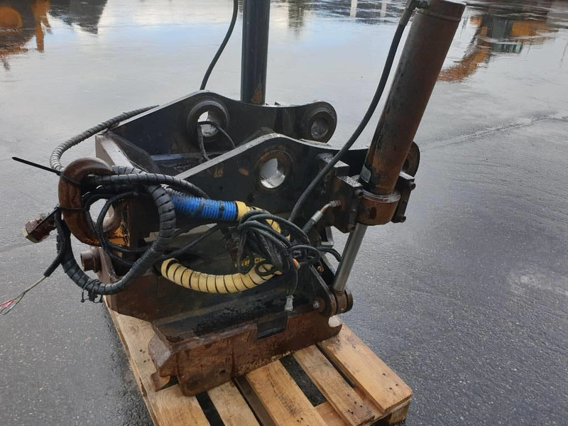 Engcon Tilting Coupler - وصلة الربط للمعدات المعلقة - آلات البناء: صور 1 Engcon Tilting Coupler - وصلة الربط للمعدات المعلقة - آلات البناء: صور 1