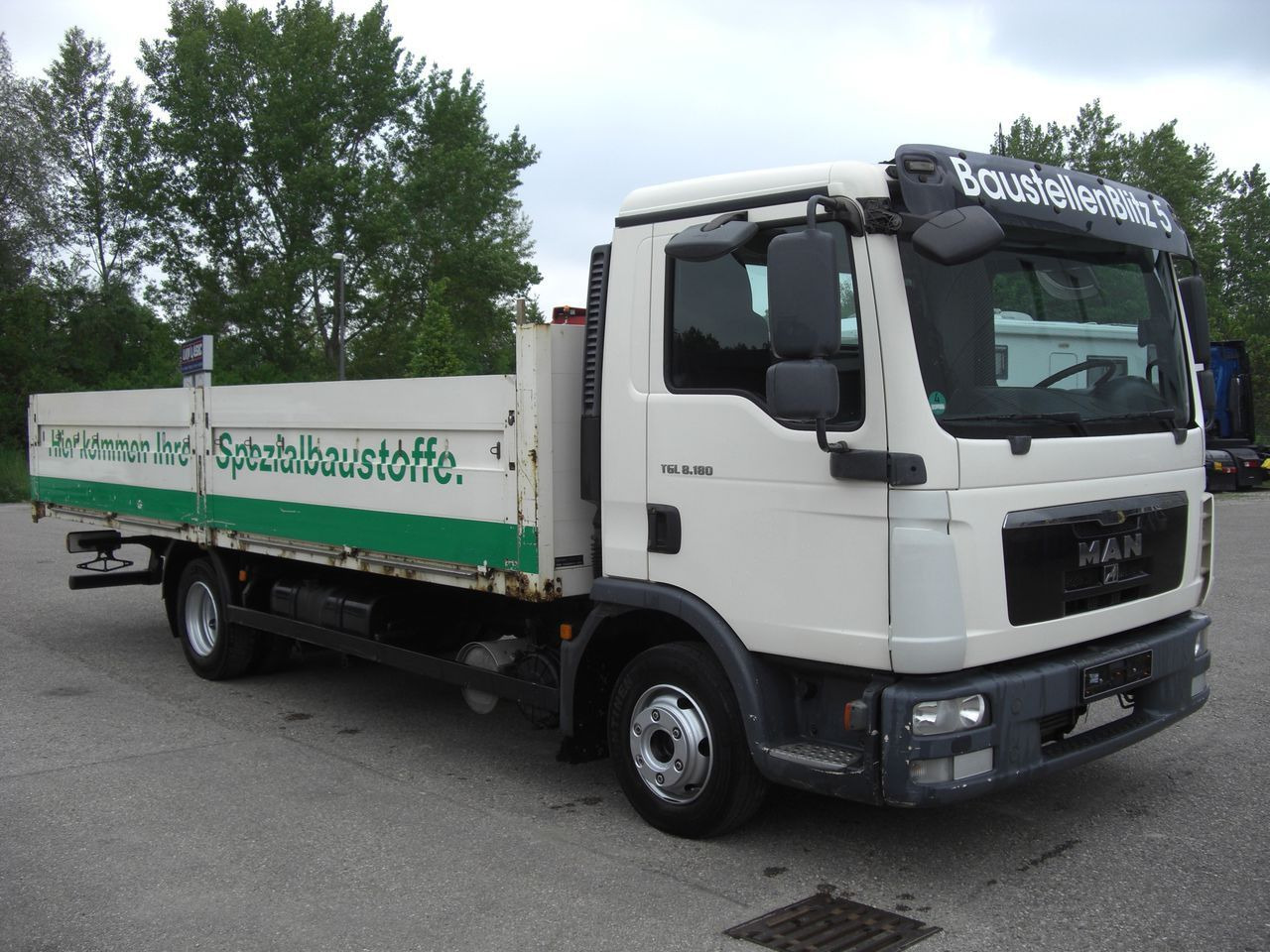 MAN 8180L Baustoffpritsche MAN 8180L Baustoffpritsche - الشاحنات الصغيرة المسطحة: صور 1 MAN 8180L Baustoffpritsche MAN 8180L Baustoffpritsche - الشاحنات الصغيرة المسطحة: صور 1