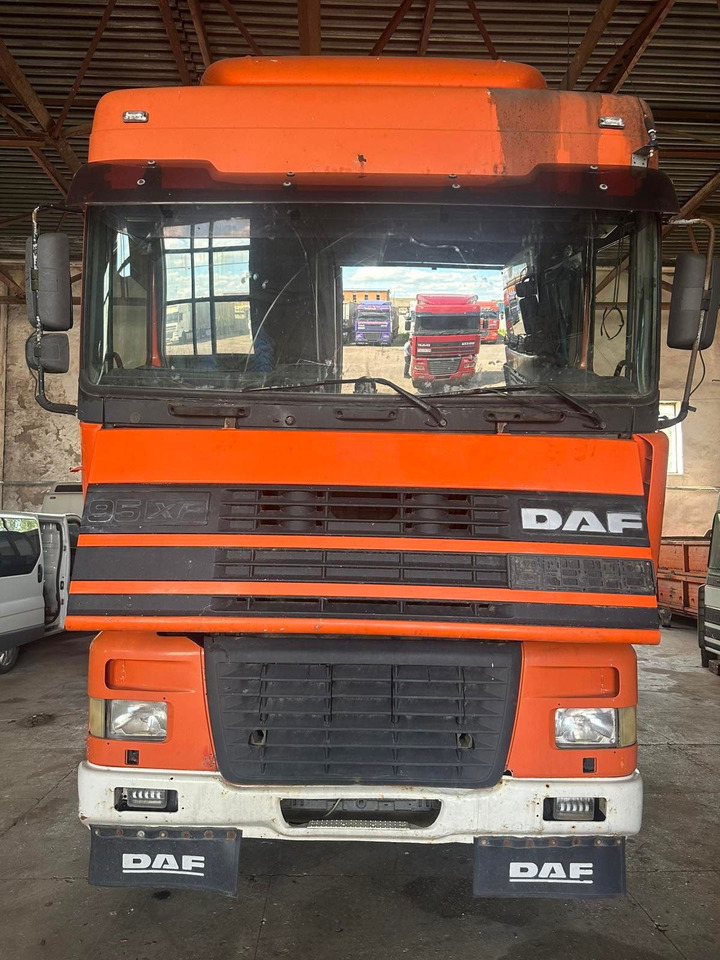 DAF XF 95 Tractor unit - شاحنة جرار: صور 1 DAF XF 95 Tractor unit - شاحنة جرار: صور 1