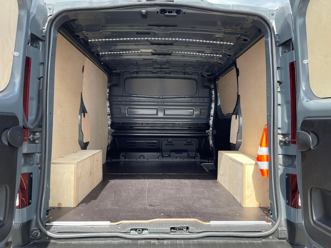 فان Renault Trafic Kasten RED EDITION L1H1 AHK LED DAB MFL: صور 34