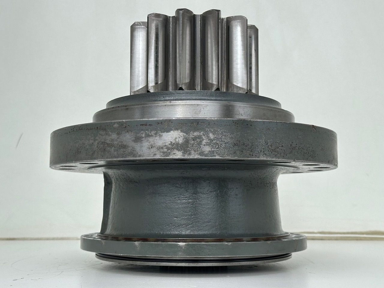 Liebherr Abtriebswellengehäuse ID-Nr.90013701 mit Abtriebswelle ID-Nr.90214087. SAT275A290. R922 LC-1486. R924 LC-1487. #0556#0579# - محرك سوينغ - آلات البناء: صور 5 Liebherr Abtriebswellengehäuse ID-Nr.90013701 mit Abtriebswelle ID-Nr.90214087. SAT275A290. R922 LC-1486. R924 LC-1487. #0556#0579# - محرك سوينغ - آلات البناء: صور 5
