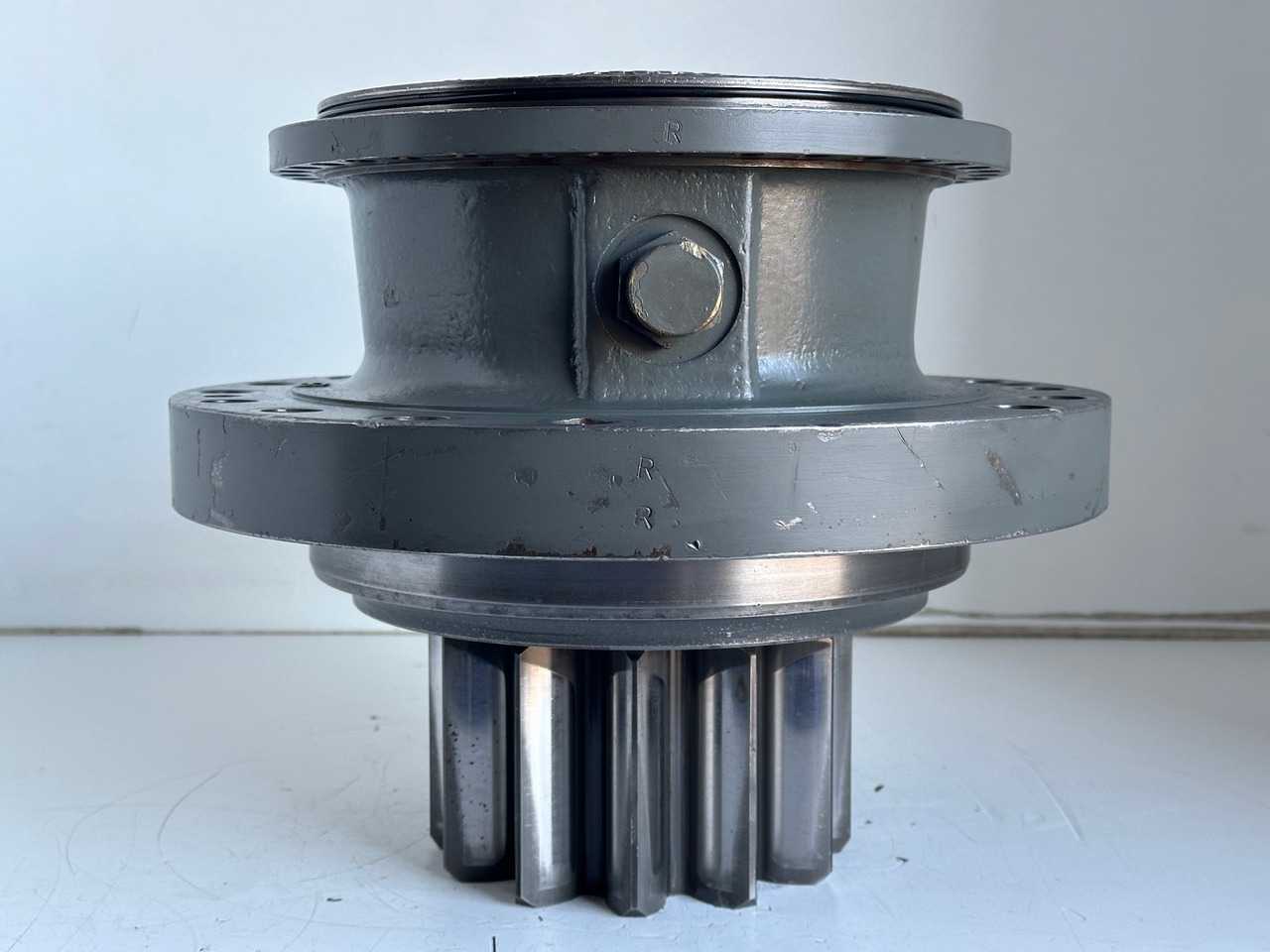 Liebherr Abtriebswellengehäuse ID-Nr.90013701 mit Abtriebswelle ID-Nr.90214087. SAT275A290. R922 LC-1486. R924 LC-1487. #0569#0568# - محرك سوينغ - حفارات زحافة: صور 1 Liebherr Abtriebswellengehäuse ID-Nr.90013701 mit Abtriebswelle ID-Nr.90214087. SAT275A290. R922 LC-1486. R924 LC-1487. #0569#0568# - محرك سوينغ - حفارات زحافة: صور 1