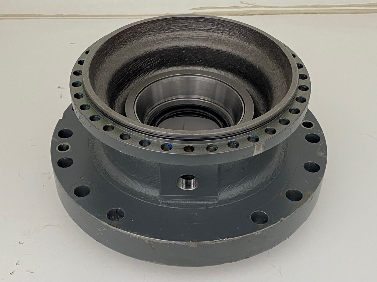 Liebherr Abtriebswellengehäuse ID-Nr.90015650 and Kegelrollenlager ID-Nr.761008503. - محرك سوينغ - حفارات زحافة: صور 1 Liebherr Abtriebswellengehäuse ID-Nr.90015650 and Kegelrollenlager ID-Nr.761008503. - محرك سوينغ - حفارات زحافة: صور 1