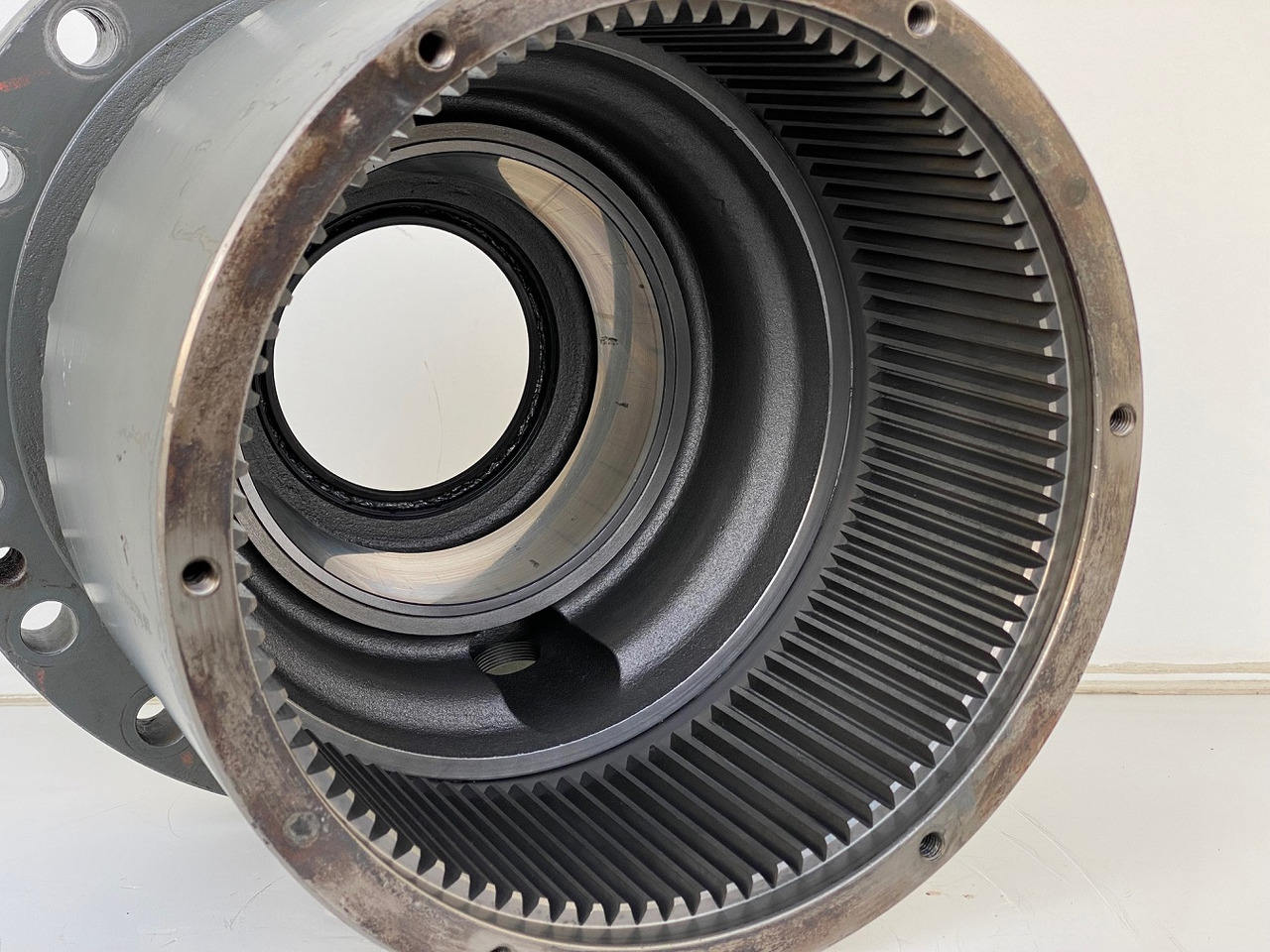 محرك سوينغ - حفارات زحافة Liebherr Abtriebswellengehäuse ID-Nr.90208566 - Liebherr Innenrad ID-Nr.90216346 and Kegelrollenlager ID-Nr.761001903.  R926, R928, R930.   #0170#0161#: صور 7