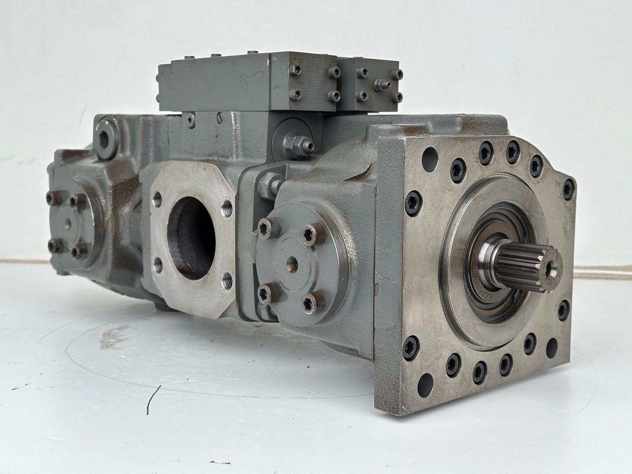 Liebherr Hydraulikdoppelpumpe Typ:LPVD 075. ID-Nr.9076806 - ID-Nr.9279749 - ID-Nr.9880487 - ID-Nr.9073988. A902 IND - A904 IND. #9076806.15495# - مضخة هيدروليكية - آلات البناء: صور 3 Liebherr Hydraulikdoppelpumpe Typ:LPVD 075. ID-Nr.9076806 - ID-Nr.9279749 - ID-Nr.9880487 - ID-Nr.9073988. A902 IND - A904 IND. #9076806.15495# - مضخة هيدروليكية - آلات البناء: صور 3