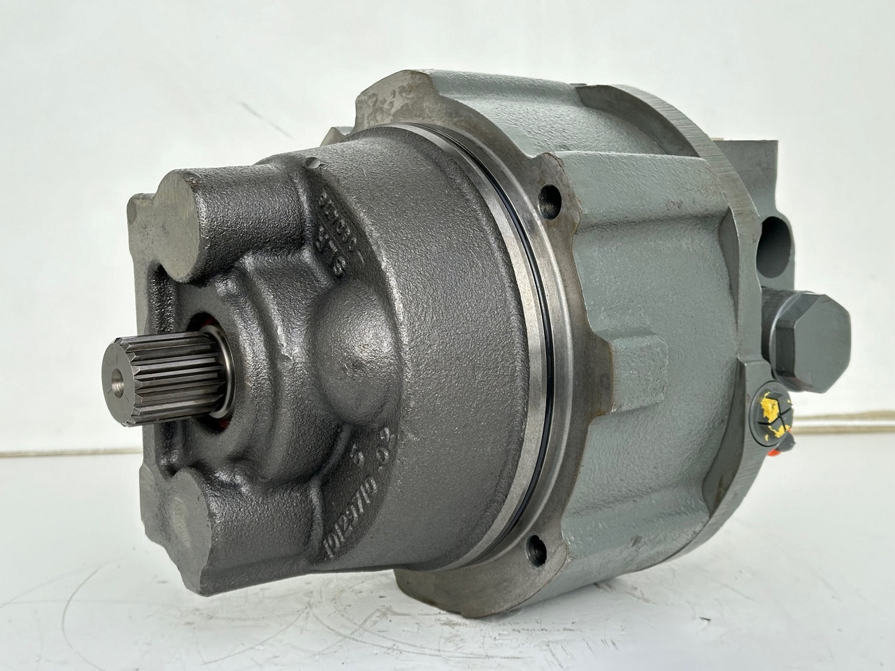 Liebherr Hydraulikeinbaumotor CMVE O 135. ID-Nr.10129570 - ID-Nr.11439804. FAT400P112 - FAT550P093. R930, R934, R936, R940, R944, R946, R950T. #10129570.21538# - محرك هيدروليكي - آلات البناء: صور 1 Liebherr Hydraulikeinbaumotor CMVE O 135. ID-Nr.10129570 - ID-Nr.11439804. FAT400P112 - FAT550P093. R930, R934, R936, R940, R944, R946, R950T. #10129570.21538# - محرك هيدروليكي - آلات البناء: صور 1