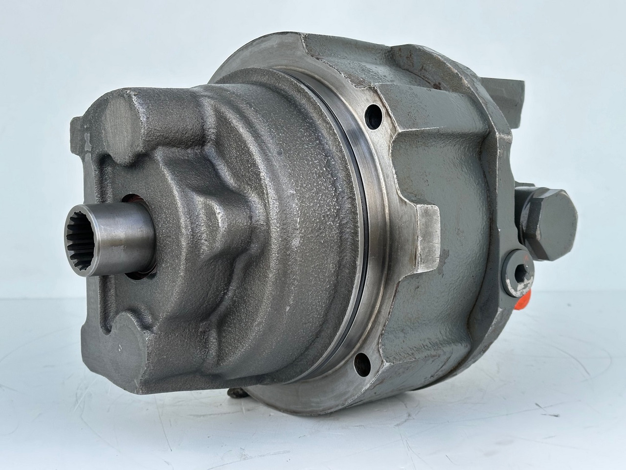 Liebherr Hydraulikeinbaumotor Typ:LH46VE 108. ID-Nr.11428178 . LOS926-1715,R926-1715,R928-1715,R930-1716,R934-1550,R936K-LC,R936K-NLC,R936K-SLC,R938. #11428178.0663# - محرك السفر - آلات البناء: صور 1 Liebherr Hydraulikeinbaumotor Typ:LH46VE 108. ID-Nr.11428178 . LOS926-1715,R926-1715,R928-1715,R930-1716,R934-1550,R936K-LC,R936K-NLC,R936K-SLC,R938. #11428178.0663# - محرك السفر - آلات البناء: صور 1