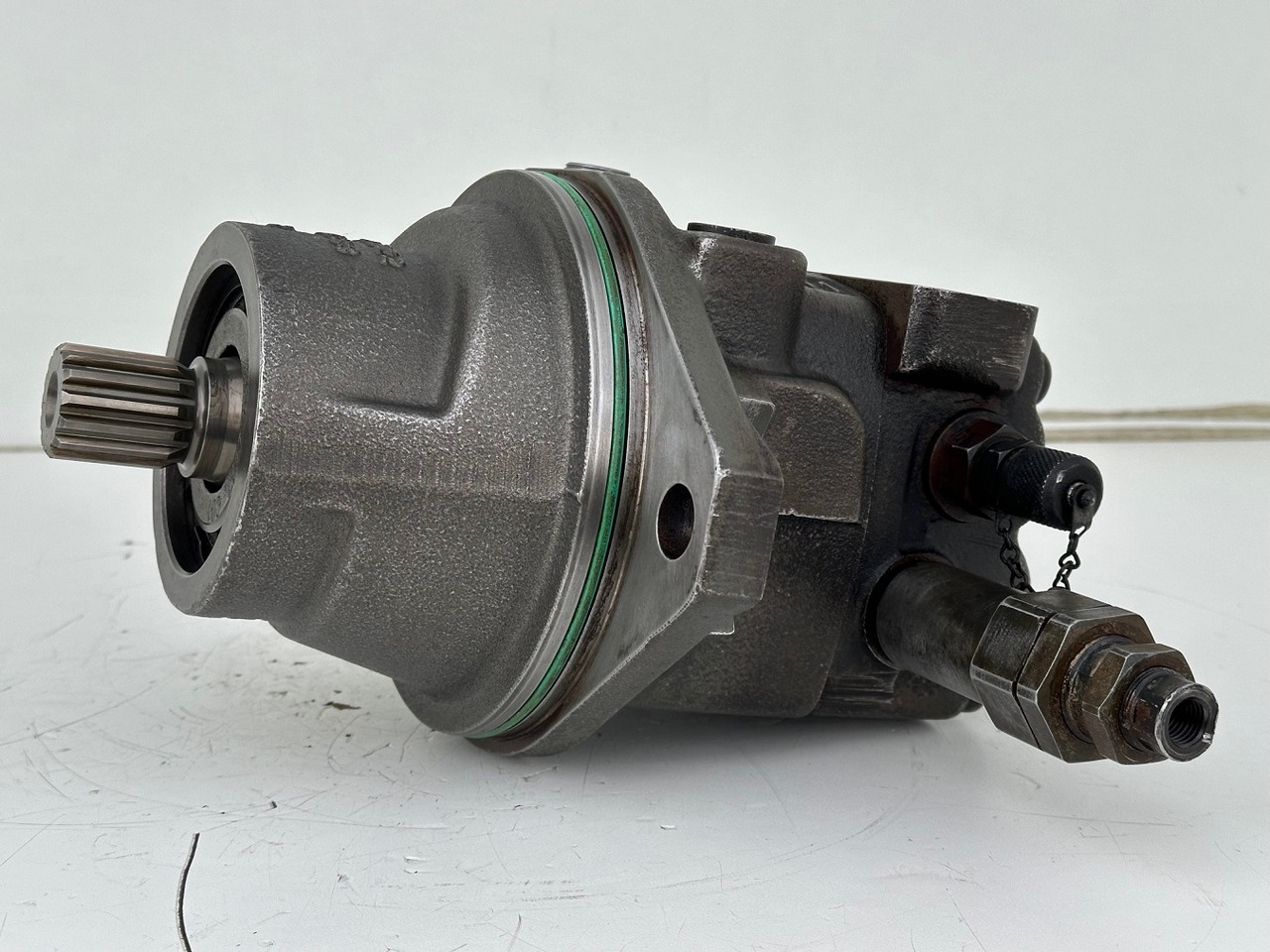 Liebherr Original Hydraulikeinbaumotor FMF045.  ID-Nr.12464105.   SAT250/287.  LH18M, LH22C, LH22M, LH24M, LH26EC, LH26EM, LH26M.    #12464105.20985# - محرك سوينغ - آلات البناء: صور 2 Liebherr Original Hydraulikeinbaumotor FMF045.  ID-Nr.12464105.   SAT250/287.  LH18M, LH22C, LH22M, LH24M, LH26EC, LH26EM, LH26M.    #12464105.20985# - محرك سوينغ - آلات البناء: صور 2