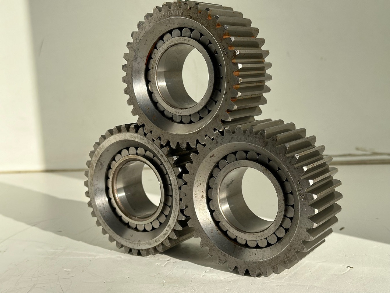 Liebherr Planetenrad ID-Nr.9443074 - ID-Nr.944307403 - ID-Nr.90208594 mit Zylinderrollenlager ID-Nr.7610032 - ID-Nr.761003203. #944307503.18.12# - محرك سوينغ - آلات البناء: صور 1 Liebherr Planetenrad ID-Nr.9443074 - ID-Nr.944307403 - ID-Nr.90208594 mit Zylinderrollenlager ID-Nr.7610032 - ID-Nr.761003203. #944307503.18.12# - محرك سوينغ - آلات البناء: صور 1