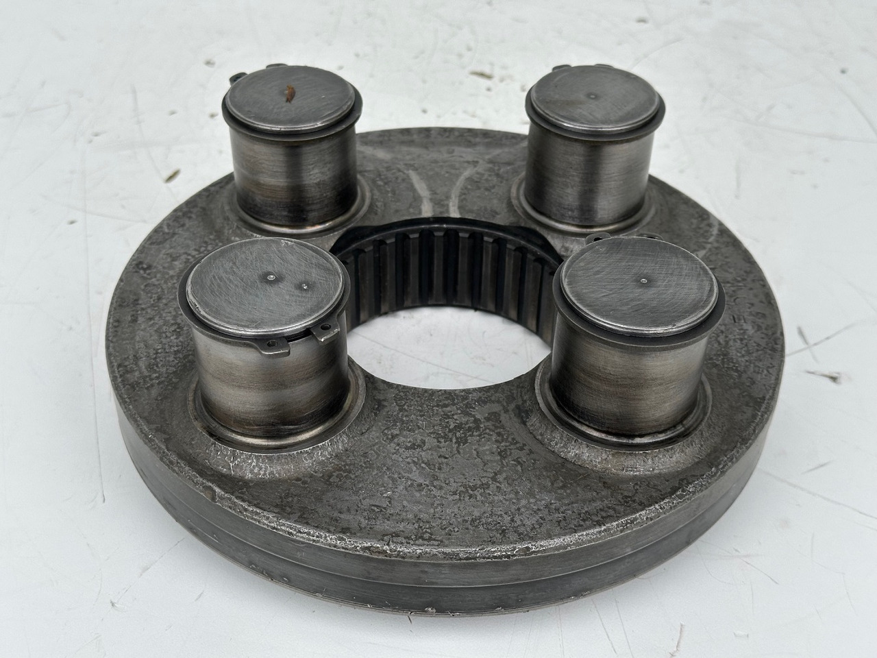 Liebherr Planetenträger ID-Nr.944306303 - ID-Nr.9443063. A924, A934, LH30, LH35, R906, R916, R922, R924, R926, R932, R934, R944. #944306303.E5.058# - محرك سوينغ - آلات البناء: صور 1 Liebherr Planetenträger ID-Nr.944306303 - ID-Nr.9443063. A924, A934, LH30, LH35, R906, R916, R922, R924, R926, R932, R934, R944. #944306303.E5.058# - محرك سوينغ - آلات البناء: صور 1