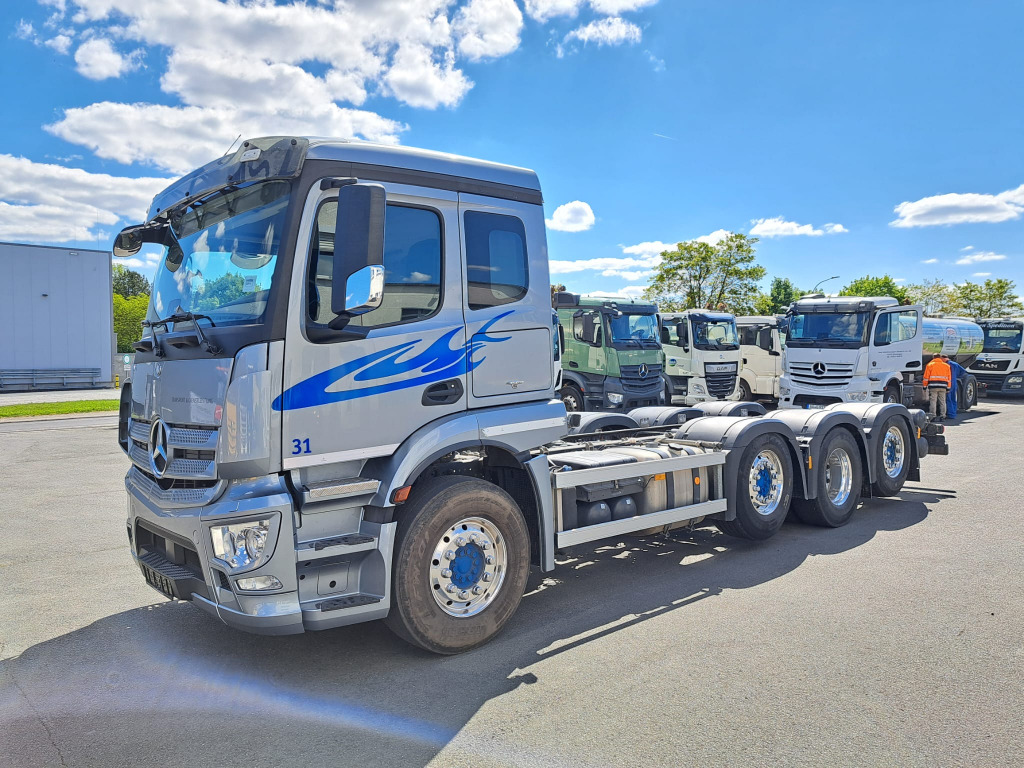 Mercedes Benz Actros 3243 8x2 1,2 & 4 Lenkachse, 2 & 4 Liftbar(Nr. 6051) - الشاسيه شاحنة: صور 3 Mercedes Benz Actros 3243 8x2 1,2 & 4 Lenkachse, 2 & 4 Liftbar(Nr. 6051) - الشاسيه شاحنة: صور 3