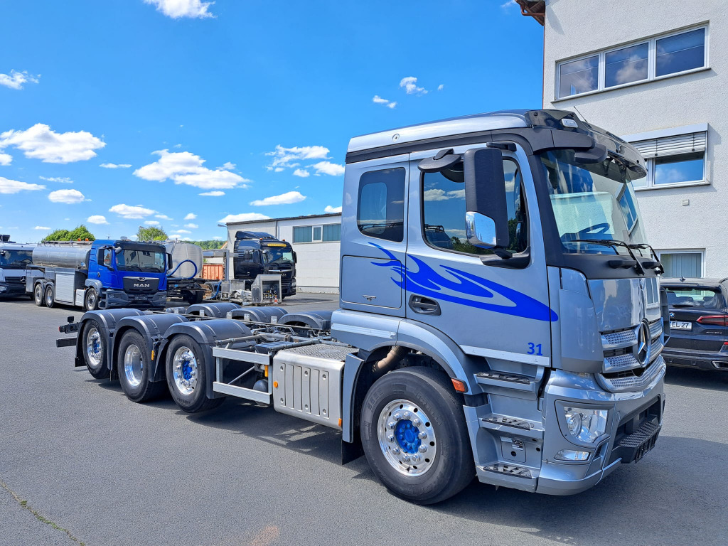 Mercedes Benz Actros 3243 8x2 1,2 & 4 Lenkachse, 2 & 4 Liftbar(Nr. 6051) - الشاسيه شاحنة: صور 2 Mercedes Benz Actros 3243 8x2 1,2 & 4 Lenkachse, 2 & 4 Liftbar(Nr. 6051) - الشاسيه شاحنة: صور 2