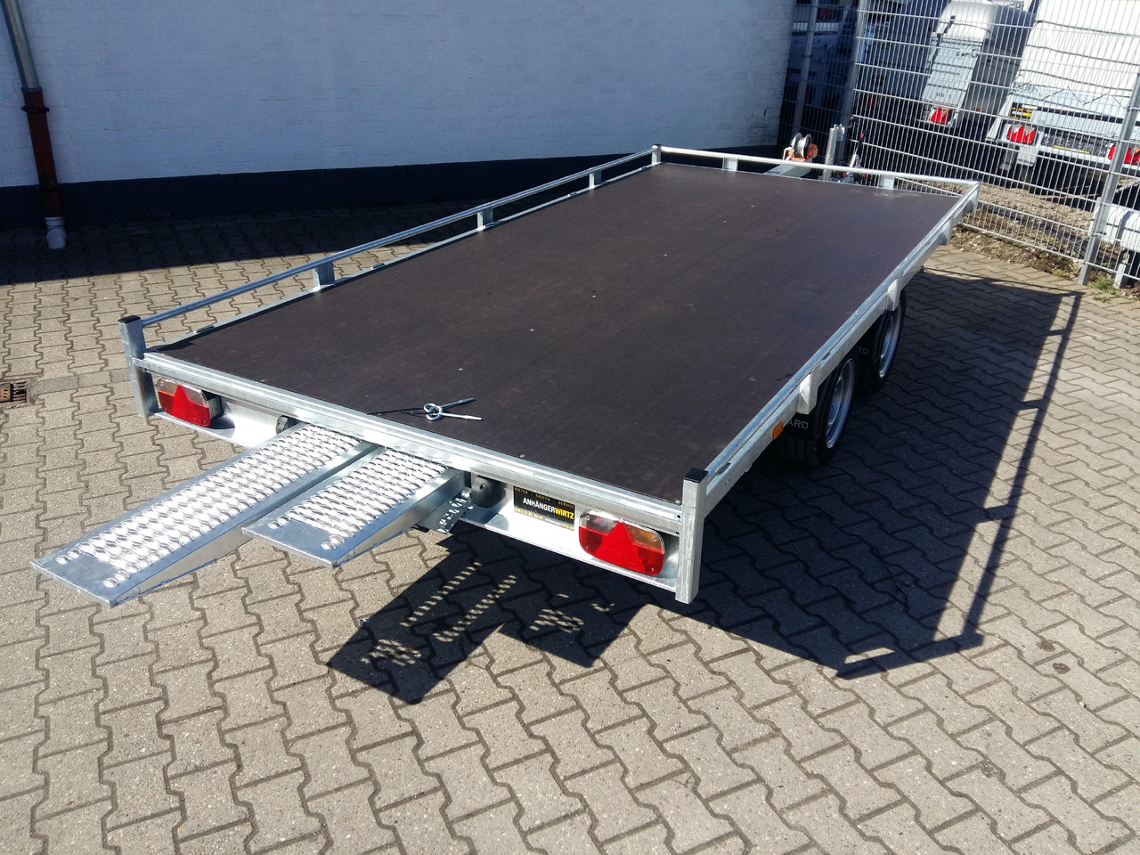 Auto Transporter Atlas 406x200cm Reling Winde Rampen 13" niedrig Fahrwerk (XL) 2700kg Modell 2024 - مقطورات مسطحة: صور 3 Auto Transporter Atlas 406x200cm Reling Winde Rampen 13" niedrig Fahrwerk (XL) 2700kg Modell 2024 - مقطورات مسطحة: صور 3