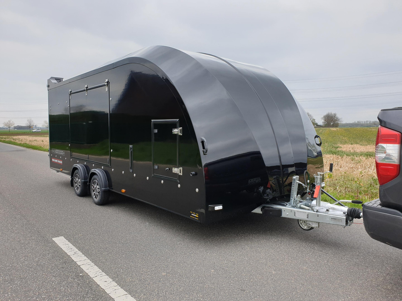 شاحنة نقل سيارات مقطورة BJT Race Transporter 4 550x212x188cm blackline E Winde Alufelgen bl FSR ASR RFS 100km/H 3500kg 2024: صور 9