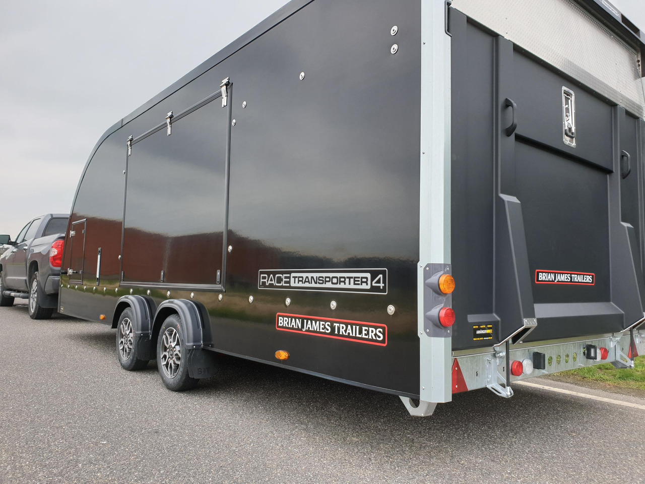شاحنة نقل سيارات مقطورة BJT Race Transporter 4 550x212x188cm blackline E Winde Alufelgen bl FSR ASR RFS 100km/H 3500kg 2024: صور 6