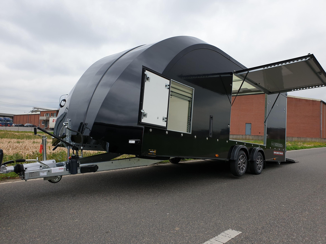 شاحنة نقل سيارات مقطورة BJT Race Transporter 4 550x212x188cm blackline E Winde Alufelgen bl FSR ASR RFS 100km/H 3500kg 2024: صور 15
