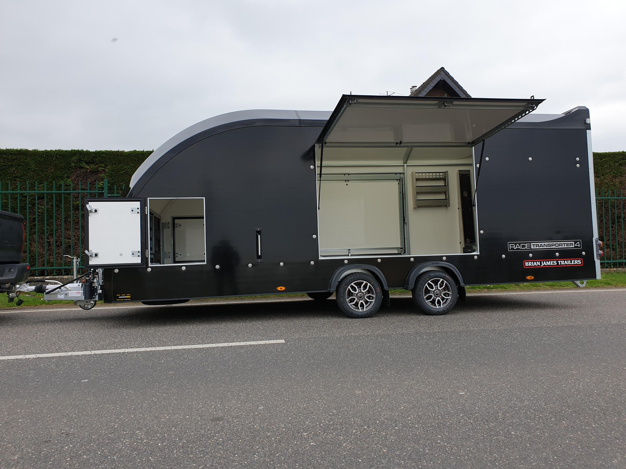 شاحنة نقل سيارات مقطورة BJT Race Transporter 4 550x212x188cm blackline E Winde Alufelgen bl FSR ASR RFS 100km/H 3500kg 2024: صور 7