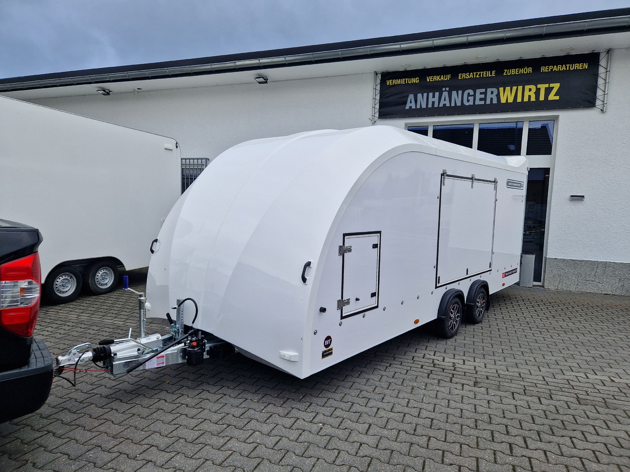 BJT Race Transporter 4 550x212x188cm weiss E Winde Frontstauraum ASR Alufelgen dark 3500kg Modell 24 - شاحنة نقل سيارات مقطورة: صور 1 BJT Race Transporter 4 550x212x188cm weiss E Winde Frontstauraum ASR Alufelgen dark 3500kg Modell 24 - شاحنة نقل سيارات مقطورة: صور 1