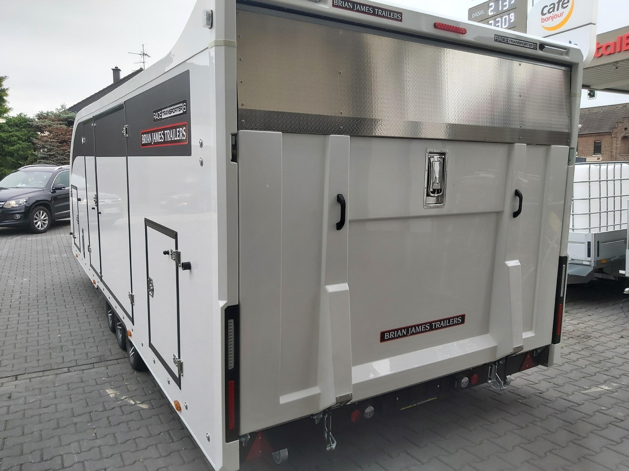 BJT Race Transporter 6 396-2040 600x235x189cm weiß Lichtpaket Alufelgen darkline 10" 3500kg 22 - شاحنة نقل سيارات مقطورة: صور 4 BJT Race Transporter 6 396-2040 600x235x189cm weiß Lichtpaket Alufelgen darkline 10" 3500kg 22 - شاحنة نقل سيارات مقطورة: صور 4