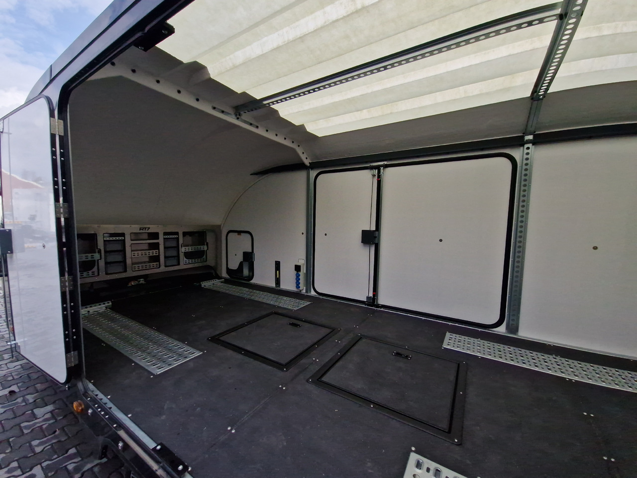 BJT Race Transporter 7 397-6023-35-3-10-B 600x228cm Premium Stauraum Kamera RR 230V Tridem 3500kg - شاحنة نقل سيارات مقطورة: صور 5 BJT Race Transporter 7 397-6023-35-3-10-B 600x228cm Premium Stauraum Kamera RR 230V Tridem 3500kg - شاحنة نقل سيارات مقطورة: صور 5