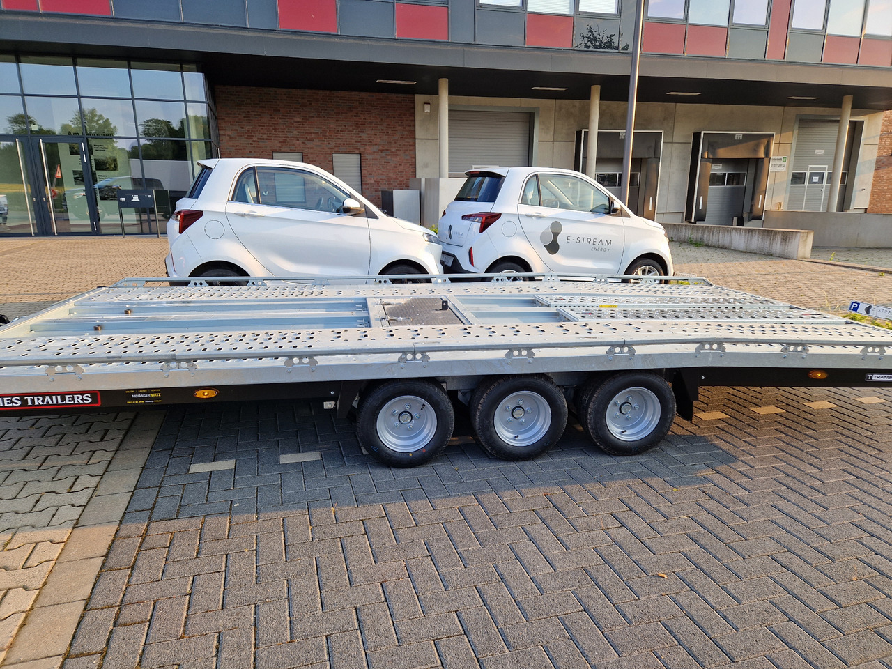BJT T Transporter 231 500x224cm blackline Auffahrrampen 235cm Tridem 10" 3500kg - شاحنة نقل سيارات مقطورة: صور 1 BJT T Transporter 231 500x224cm blackline Auffahrrampen 235cm Tridem 10" 3500kg - شاحنة نقل سيارات مقطورة: صور 1