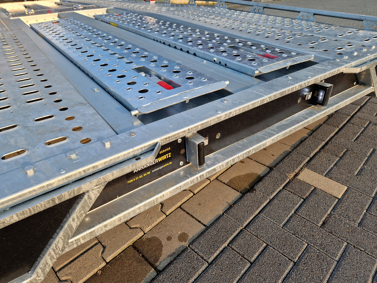 BJT T Transporter 231 500x224cm blackline Auffahrrampen 235cm Tridem 10" 3500kg - شاحنة نقل سيارات مقطورة: صور 4 BJT T Transporter 231 500x224cm blackline Auffahrrampen 235cm Tridem 10" 3500kg - شاحنة نقل سيارات مقطورة: صور 4
