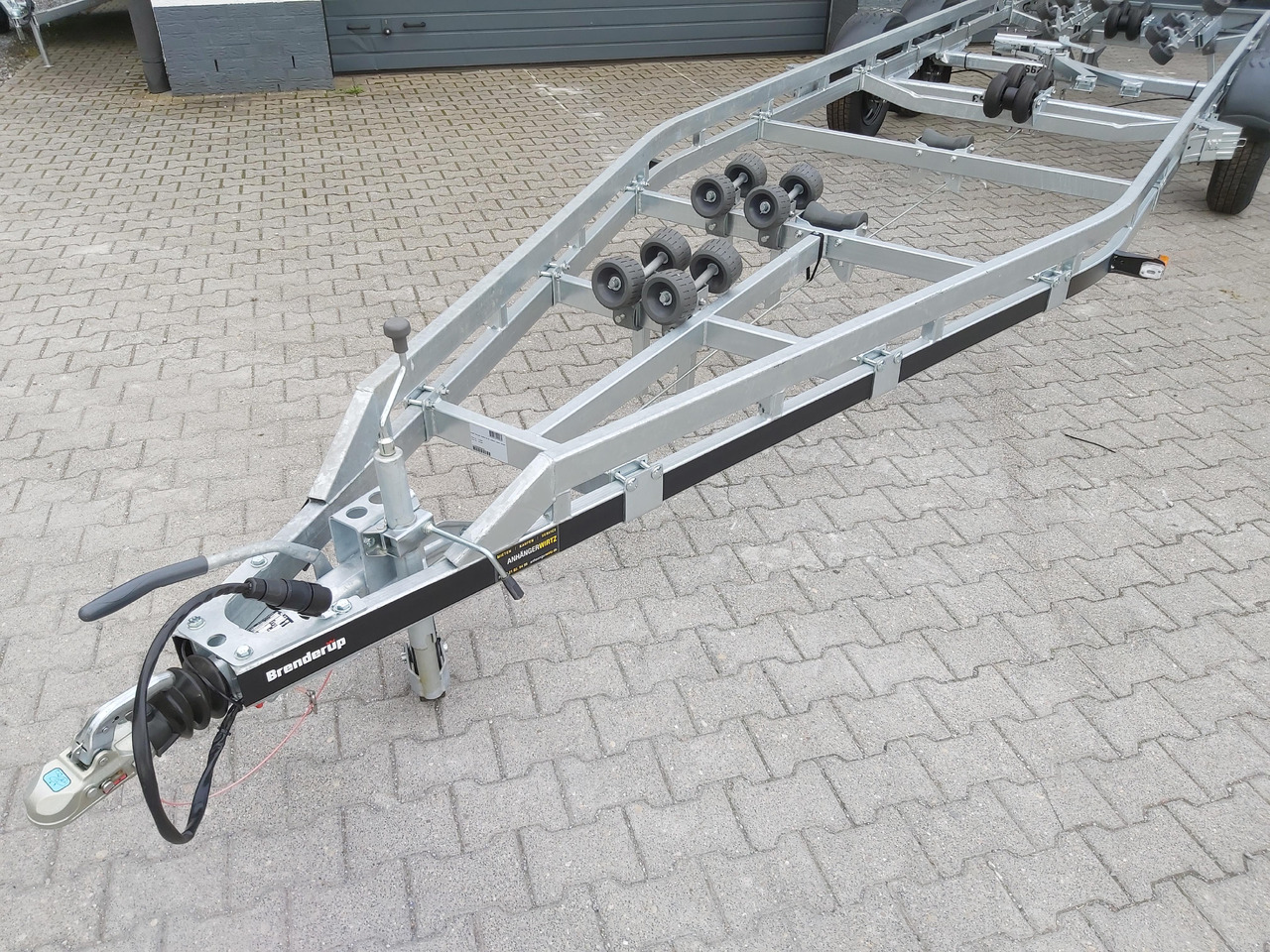 Brenderup Bootstrailer 26300TB SR X-Line bis 7,8 26 Fuß Superrollen Windenstand 3000kg Abverkauf - مقطورة القارب: صور 4 Brenderup Bootstrailer 26300TB SR X-Line bis 7,8 26 Fuß Superrollen Windenstand 3000kg Abverkauf - مقطورة القارب: صور 4