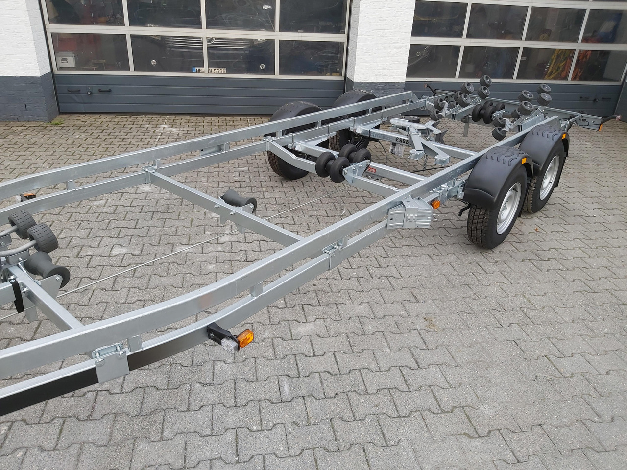 Brenderup Bootstrailer 26300TB SR X-Line bis 7,8 26 Fuß Superrollen Windenstand 3000kg Abverkauf - مقطورة القارب: صور 3 Brenderup Bootstrailer 26300TB SR X-Line bis 7,8 26 Fuß Superrollen Windenstand 3000kg Abverkauf - مقطورة القارب: صور 3