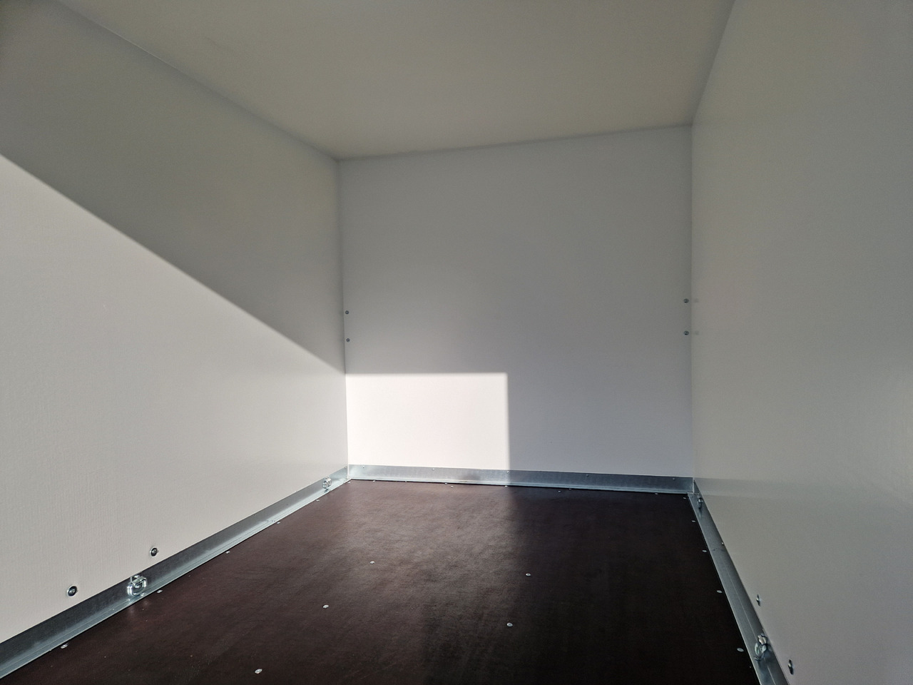 Brenderup Cargo Dynamic CD260 B R 260x153x150cm niedrig Heckrampe Wabenwände (S) 1300kg - بصندوق مغلق مقطورة: صور 5 Brenderup Cargo Dynamic CD260 B R 260x153x150cm niedrig Heckrampe Wabenwände (S) 1300kg - بصندوق مغلق مقطورة: صور 5