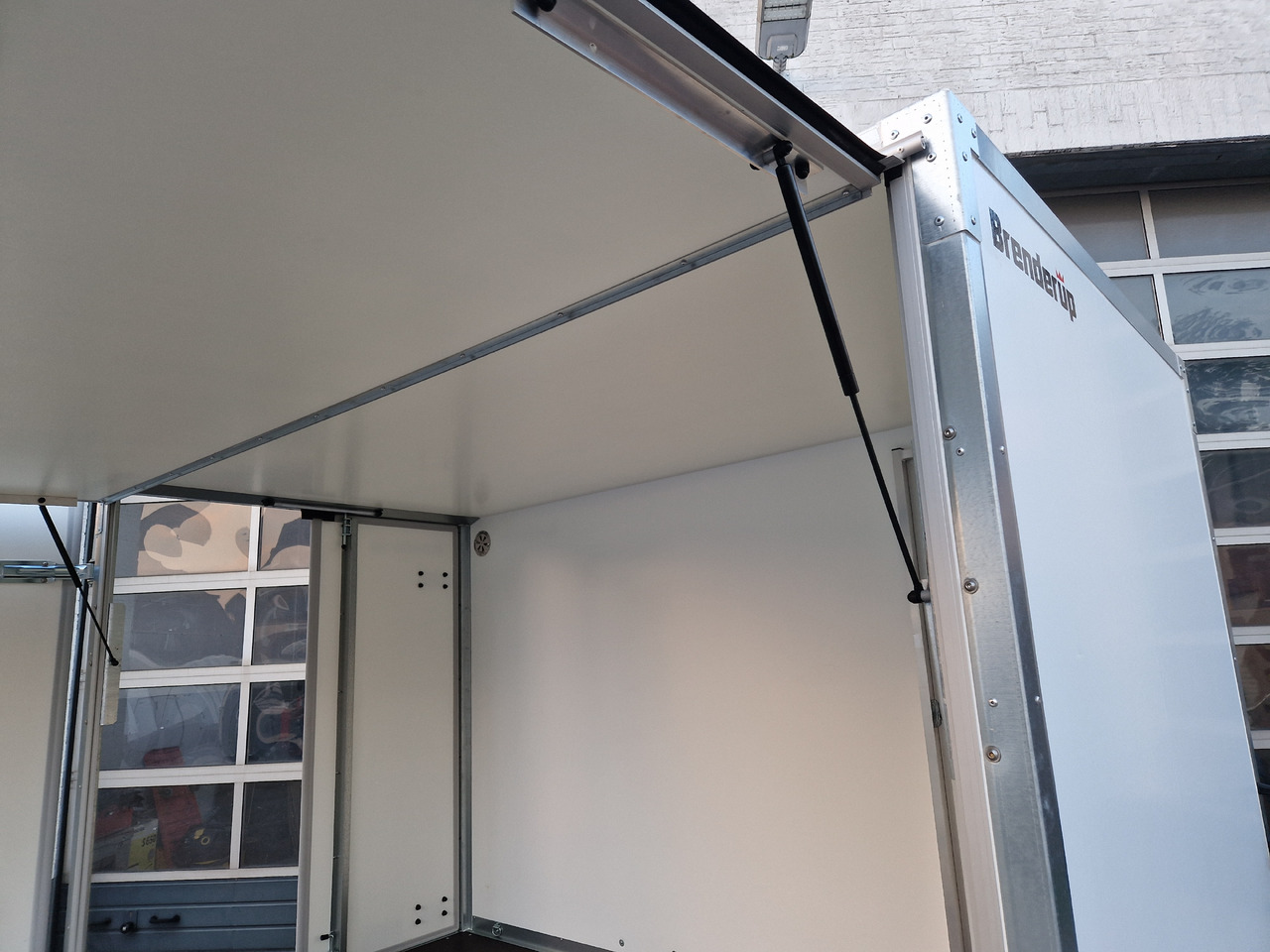 Brenderup Cargo Dynamic CD300 TB D ST SK 300x155x185cm Heck Seitentür Serviceklappe Wabe (M) 2000kg - عربة الطعام: صور 2 Brenderup Cargo Dynamic CD300 TB D ST SK 300x155x185cm Heck Seitentür Serviceklappe Wabe (M) 2000kg - عربة الطعام: صور 2