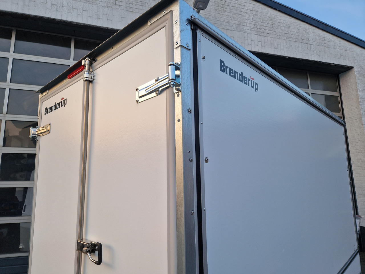 Brenderup Cargo Dynamic CD300 TB D ST SK 300x155x185cm Heck Seitentür Serviceklappe Wabe (M) 2000kg - عربة الطعام: صور 4 Brenderup Cargo Dynamic CD300 TB D ST SK 300x155x185cm Heck Seitentür Serviceklappe Wabe (M) 2000kg - عربة الطعام: صور 4