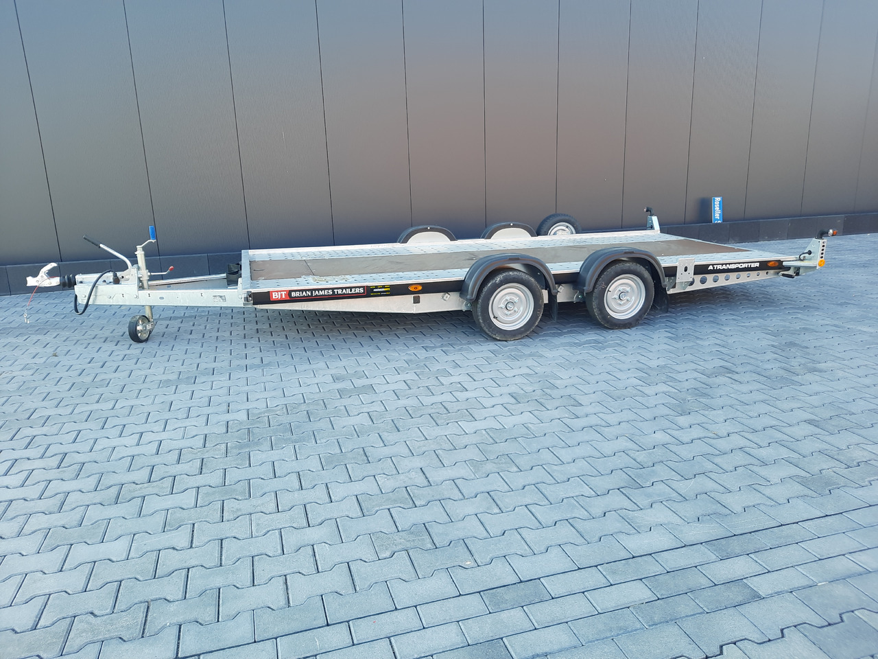 Brian James A4 Transporter 450x200cm blackline easy glide Rampen 240cm ausziehbar 3000kg - شاحنة نقل سيارات مقطورة: صور 5 Brian James A4 Transporter 450x200cm blackline easy glide Rampen 240cm ausziehbar 3000kg - شاحنة نقل سيارات مقطورة: صور 5
