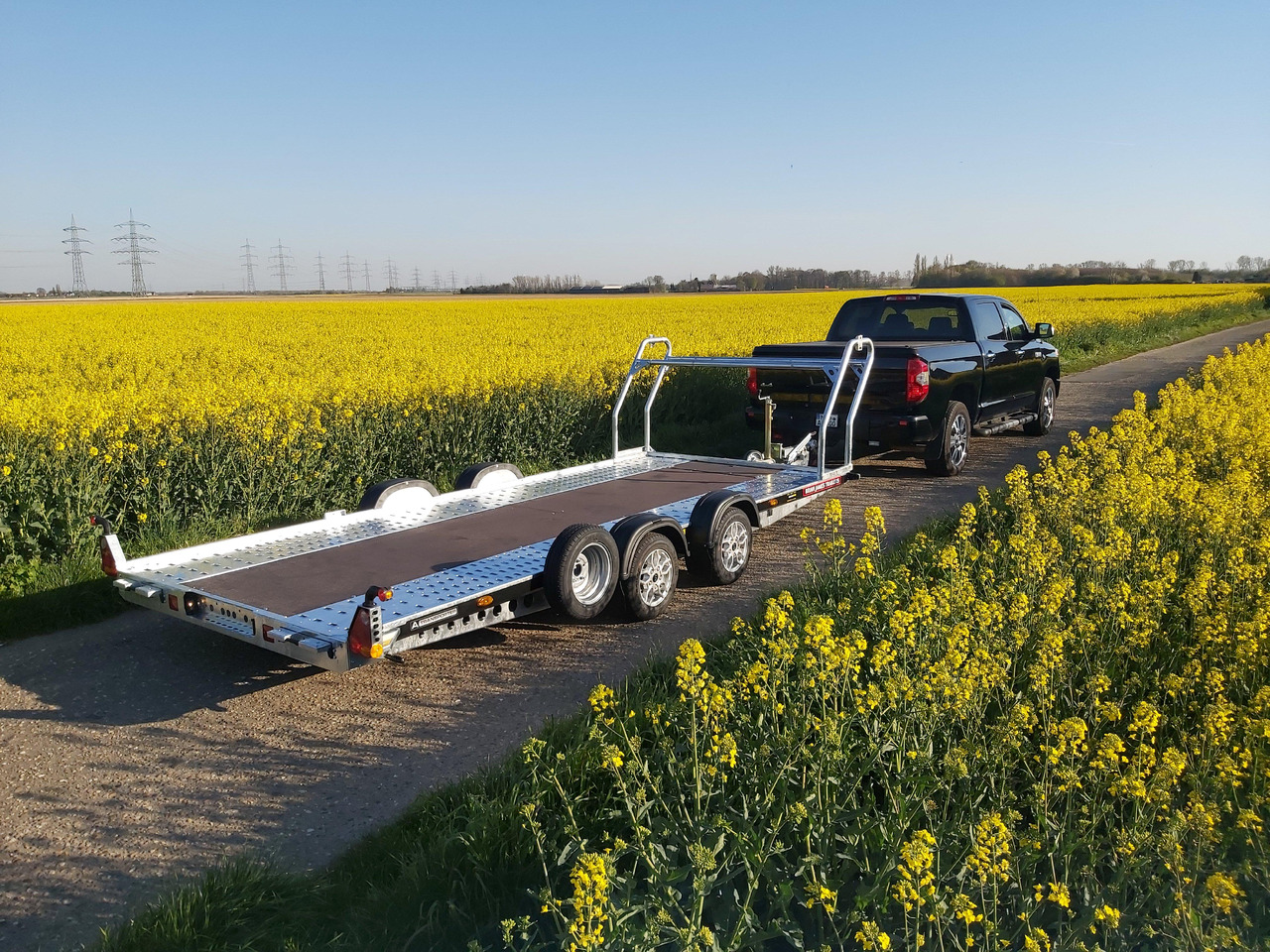 Brian James A4 Transporter 500x200cm blackline Alufelgen easy glide Rampen 240cm Reifenregal 3000kg - شاحنة نقل سيارات مقطورة: صور 1 Brian James A4 Transporter 500x200cm blackline Alufelgen easy glide Rampen 240cm Reifenregal 3000kg - شاحنة نقل سيارات مقطورة: صور 1