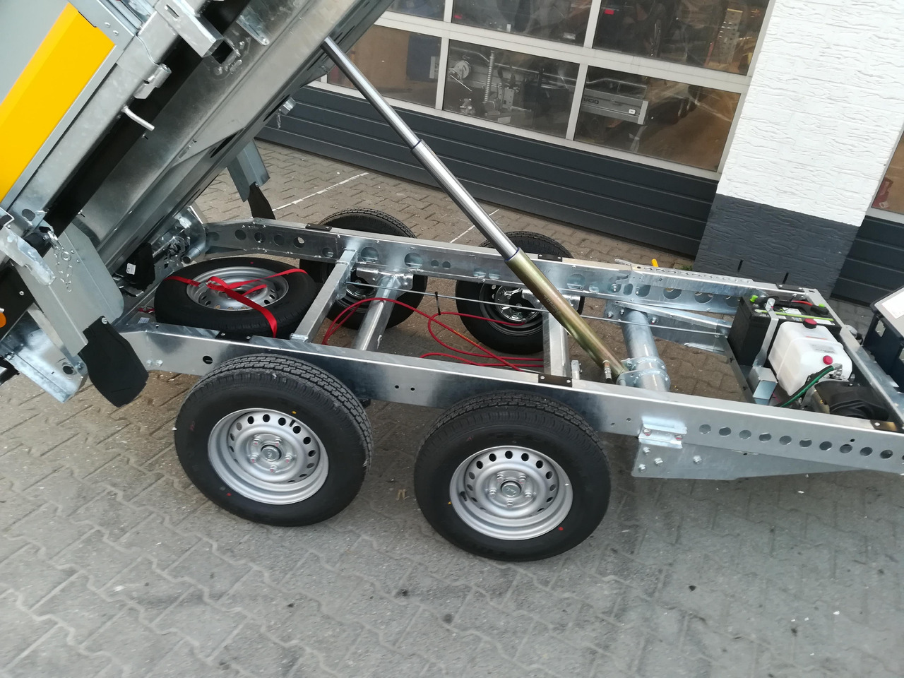 Brian James Trailer CarGO Tipper 2 elektrisch 270x160x30cm Stahlbordwände Hecktür 2700kg on stock - قلابة مقطورة: صور 4 Brian James Trailer CarGO Tipper 2 elektrisch 270x160x30cm Stahlbordwände Hecktür 2700kg on stock - قلابة مقطورة: صور 4