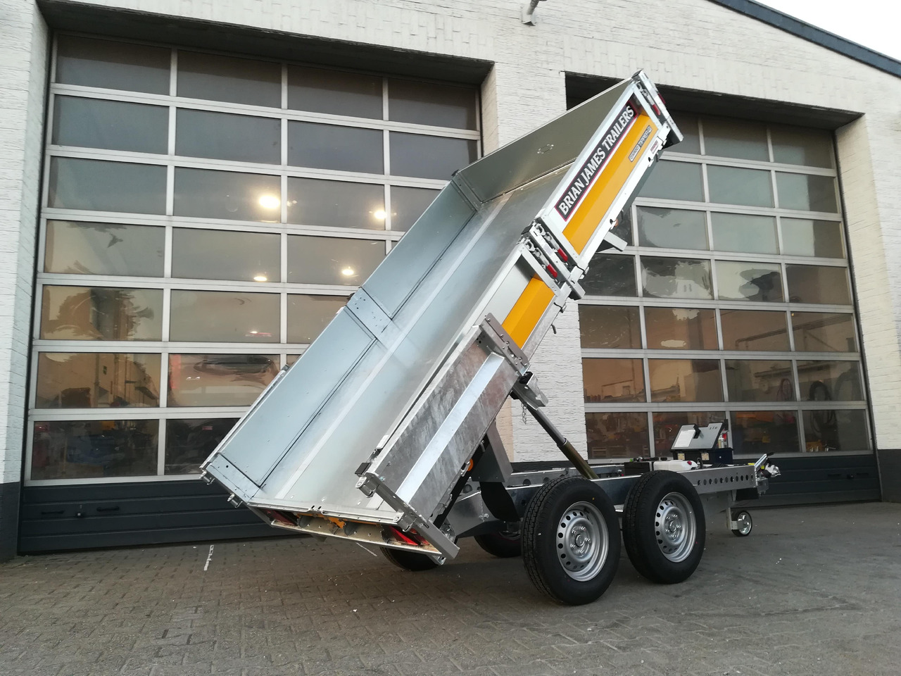 Brian James Trailer CarGO Tipper 2 elektrisch 270x160x30cm Stahlbordwände Hecktür 2700kg on stock - قلابة مقطورة: صور 1 Brian James Trailer CarGO Tipper 2 elektrisch 270x160x30cm Stahlbordwände Hecktür 2700kg on stock - قلابة مقطورة: صور 1