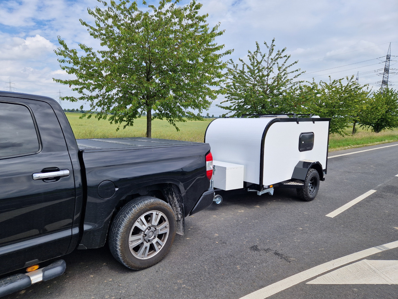Cargo Base Camp offroad M 290x148x128cm Solar Akku 12 Volt Reeling 1350kg 100km/H - كرفان سحب: صور 2 Cargo Base Camp offroad M 290x148x128cm Solar Akku 12 Volt Reeling 1350kg 100km/H - كرفان سحب: صور 2