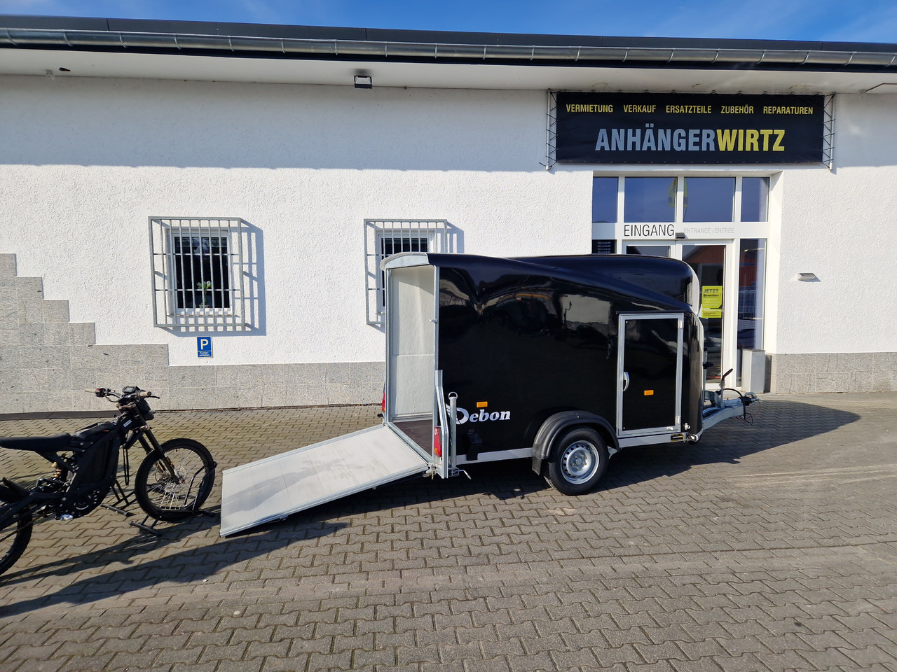 Debon Cargo 1300 300x152x168cm black Seitentür aerodynamik Pullman II 100km/H 1300kg Februar Aktion - بصندوق مغلق مقطورة: صور 3 Debon Cargo 1300 300x152x168cm black Seitentür aerodynamik Pullman II 100km/H 1300kg Februar Aktion - بصندوق مغلق مقطورة: صور 3